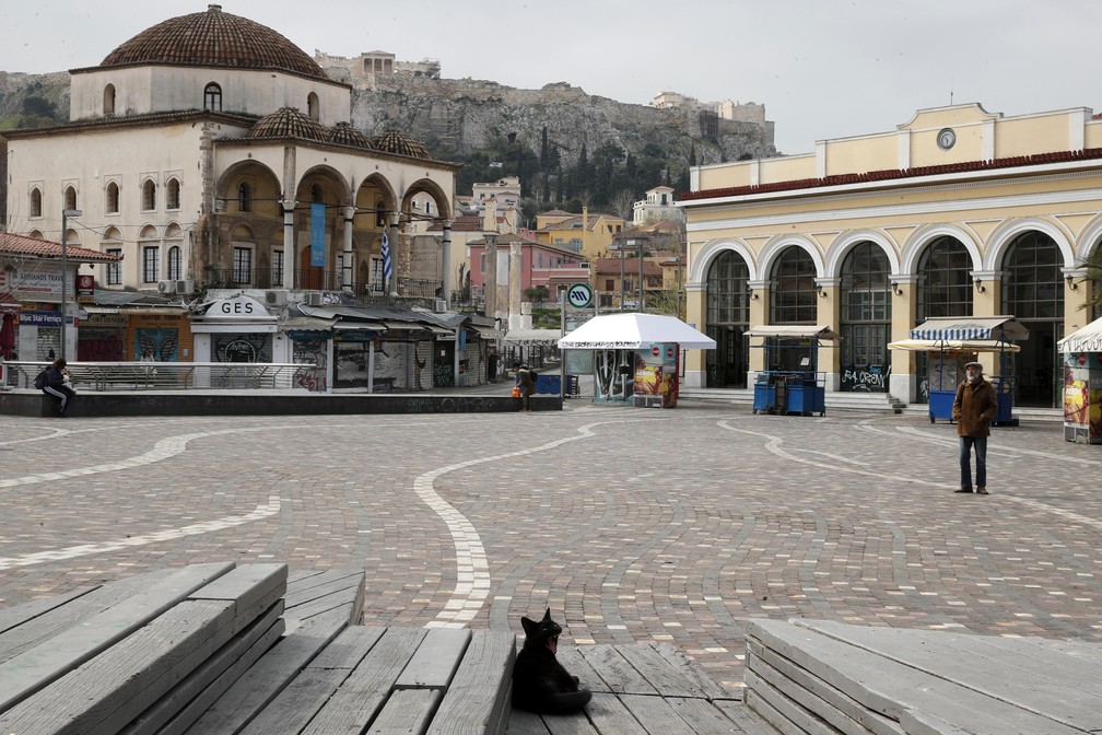 ATENAS - Um gato é visto bocejando na praça Monastiraki, geralmente a área mais movimentada do centro de Atenas, na Grécia — Foto: Thanassis Stavrakis/AP