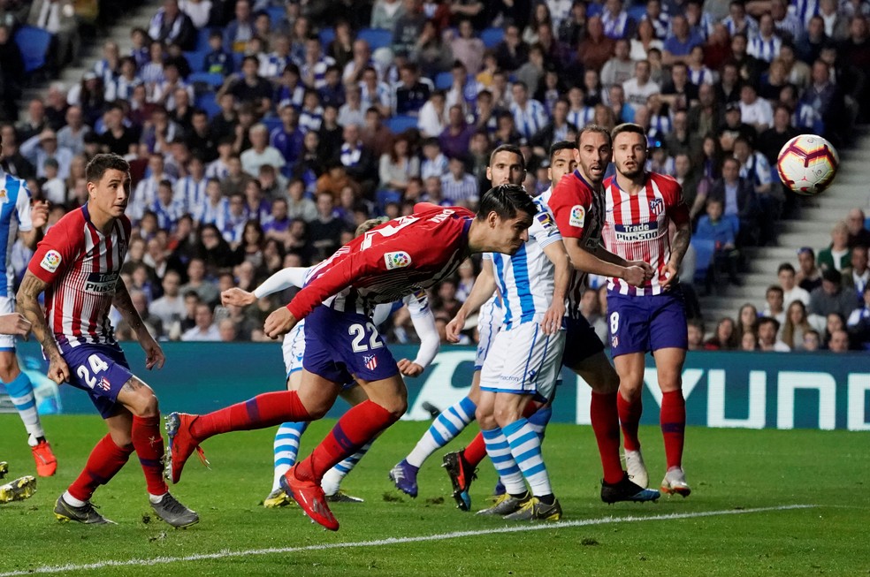 Morata cabeceia para fazer o primeiro gol do Atlético de Madrid sobre a Real Sociedad — Foto: REUTERS/Vincent West