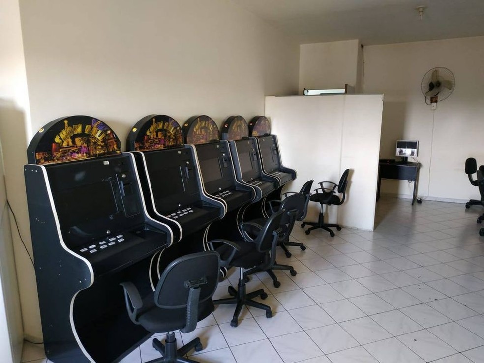 Polícia apreende 23 máquinas caça-níqueis em prédio comercial na zona sul de São José — Foto: Divulgação/ Polícia Militar
