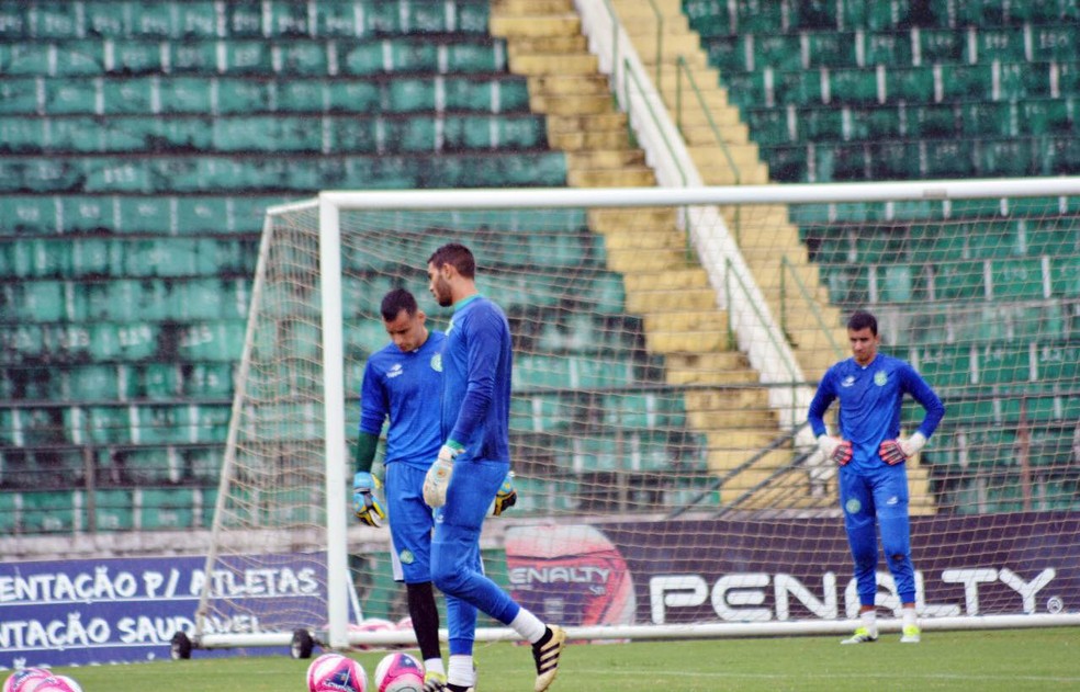 Goleiros do Bugre vão a campo pela primeira vez sem Wallace (Foto: Letícia Martins / Guarani Press)