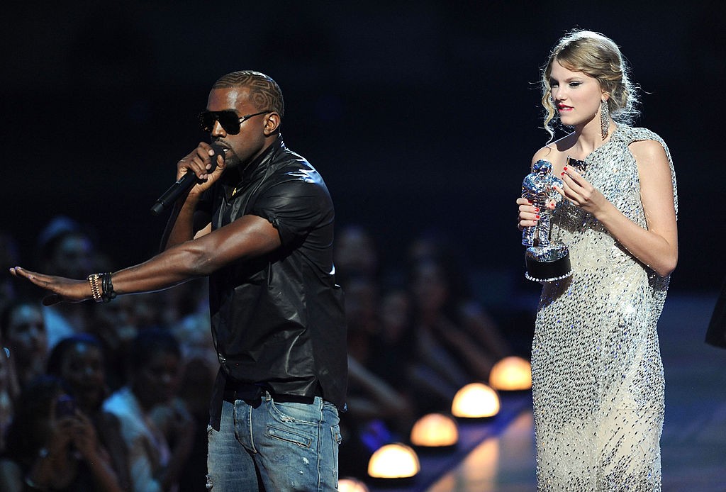 NEW YORK - SEPTEMBER 13:  Kanye West takes the microphone from Taylor Swift and speaks onstage during the 2009 MTV Video Music Awards at Radio City Music Hall on September 13, 2009 in New York City.  (Photo by Kevin Mazur/WireImage)  (Foto: WireImage)