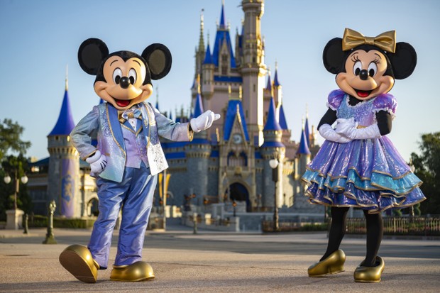 Beginning Oct. 1, 2021, Mickey Mouse and Minnie Mouse will host “The World’s Most Magical Celebration” honoring Walt Disney World Resort’s 50th anniversary in Lake Buena Vista, Fla. They will dress in sparkling new looks custom made for the 18-month event (Foto: Matt Stroshane, photographer)