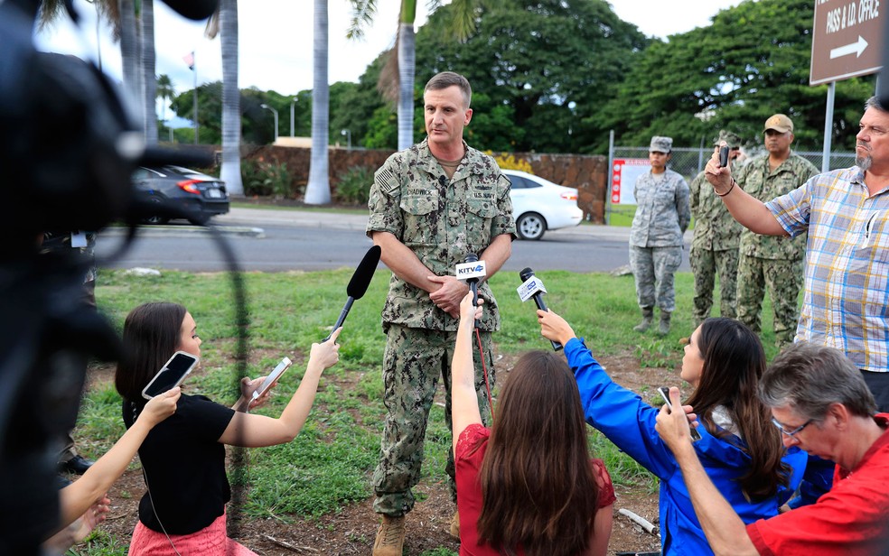 O contra-almirante da Marinha dos EUA, Robb Chadwick, fala à mídia no portão principal de Pearl Harbor — Foto: Marco Garcia / AP Photo