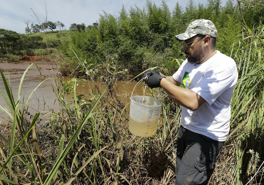 Biólogo do SOS Mata Atlântica testa a qualidade da água do rio Paraopeba após o estouro da barragem em Brumadinho — Foto: André Penner/AP