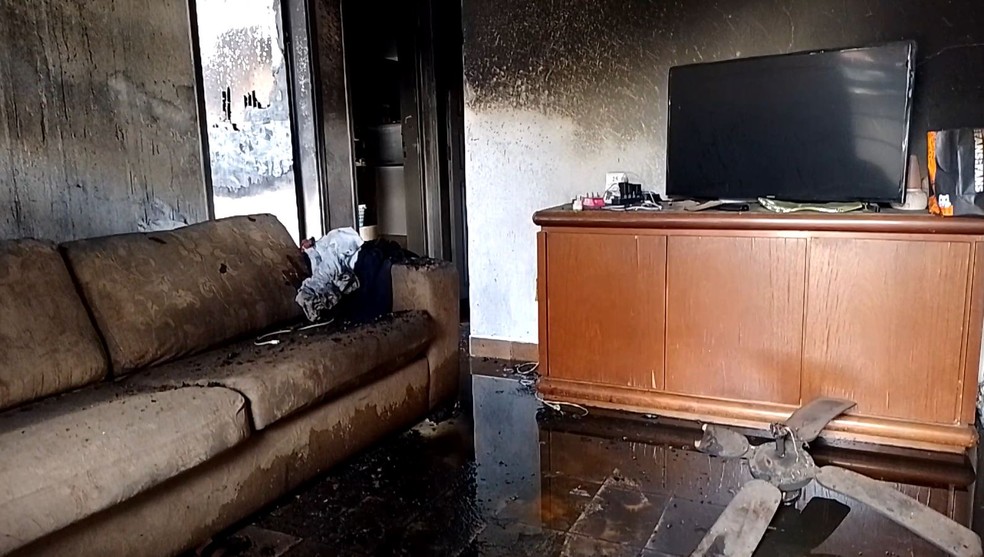 Residência ficou destruída pelo fogo e foi interditada pela Defesa Civil de Campinas (SP) — Foto: Wagner Souza