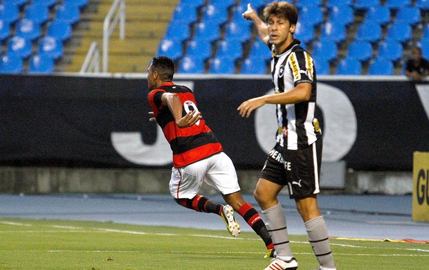 Hernane comemora gol do Flamengo contra o Botafogo (Foto: Rudy Trindade / VIPCOMM)