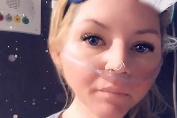 A modelo Ashley Mattingly em vídeo gravado no hospital dois dias antes de seu suicídio (Foto: Instagram)