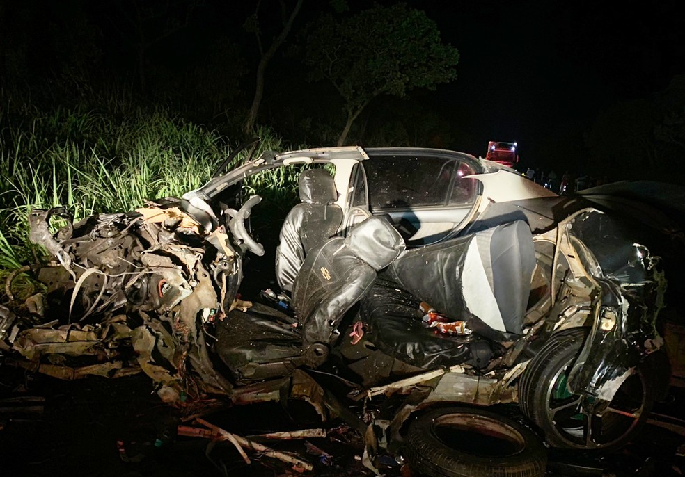 Carro ficou destruído após acidente no oeste da Bahia — Foto: Divulgação/PRF