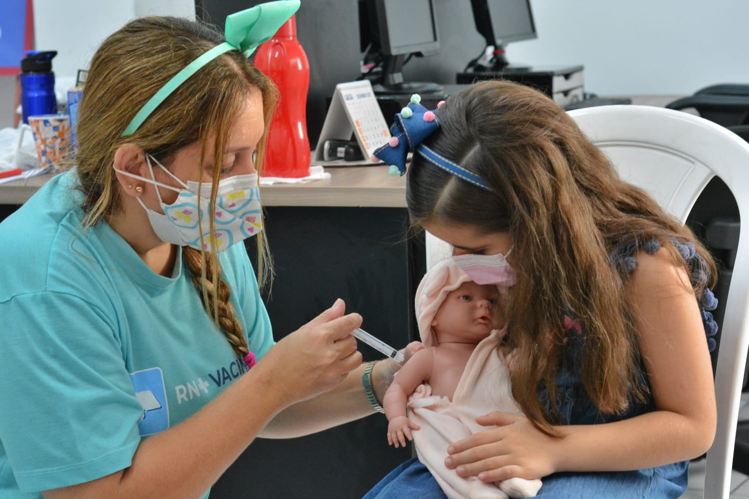 Enfermeira 'vacina' boneca antes de aplicar dose contra Covid-19 em criança na Grande Natal