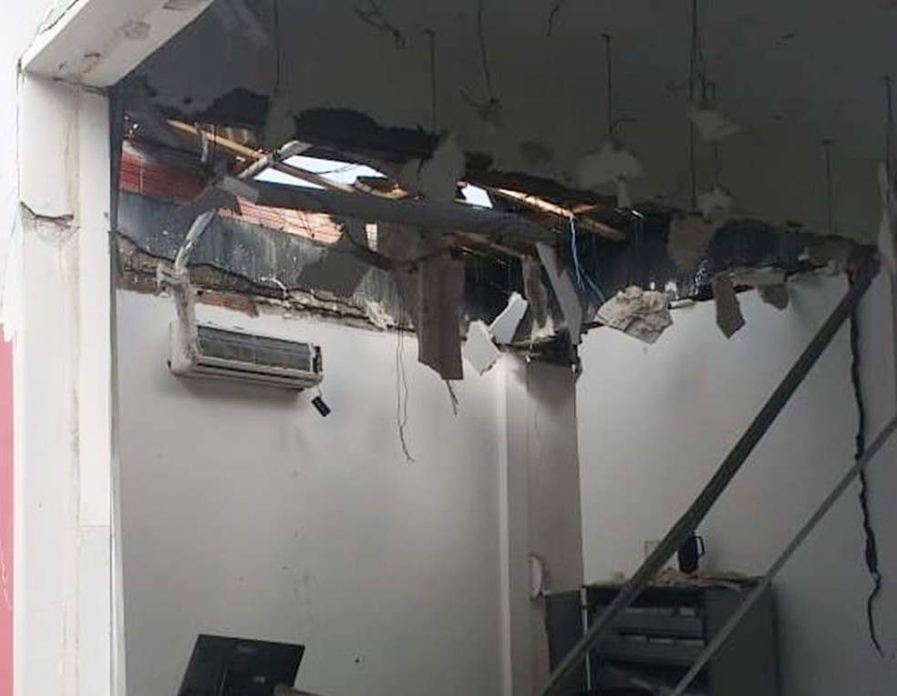 Bandidos invadiram o posto de atendimento de banco de Almadina e explodiram um caixa eletrÃ´nico â?? Foto: DivulgaÃ§Ã£o / Portal Bahia 10