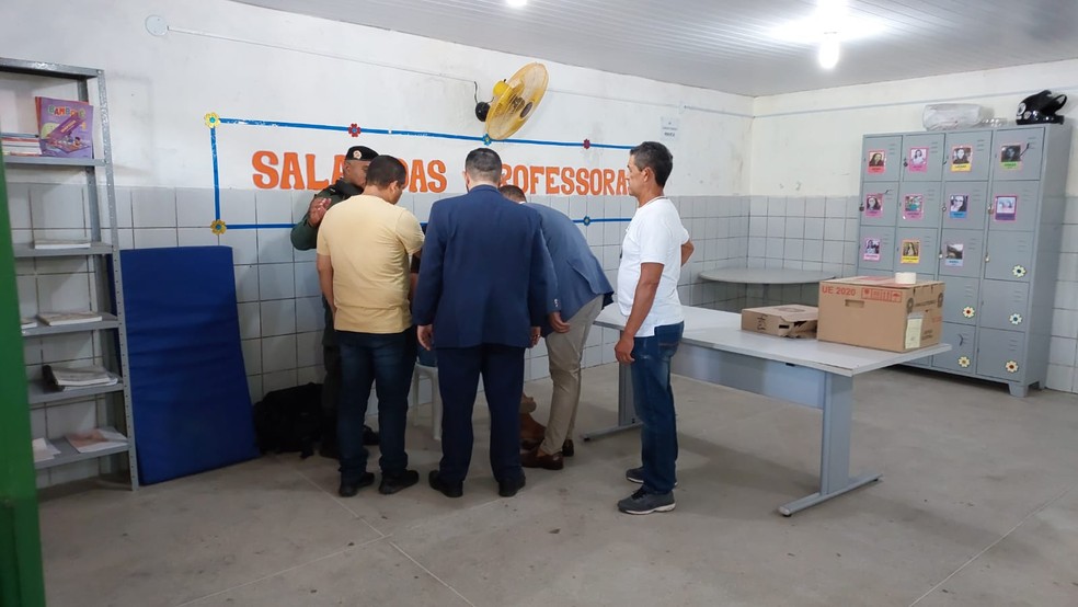 Após selfie na urna eletrônica, policiais e advogados orientam garota a apagar imagem — Foto: Lucas Falconery/SVM