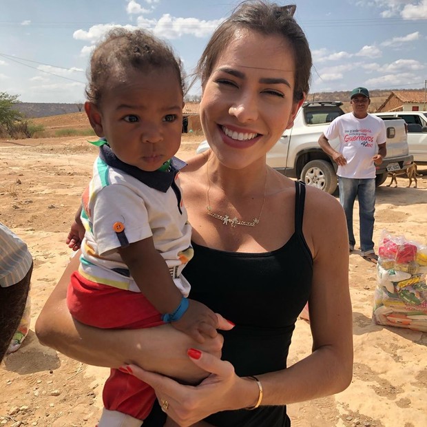 Adriana Sant'Anna segura criança no colo durante visita ao Sertão da Bahia (Foto: Reprodução/Instagram)