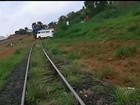 Trem consegue parar e não bate em Kombi que ficou presa sobre trilho