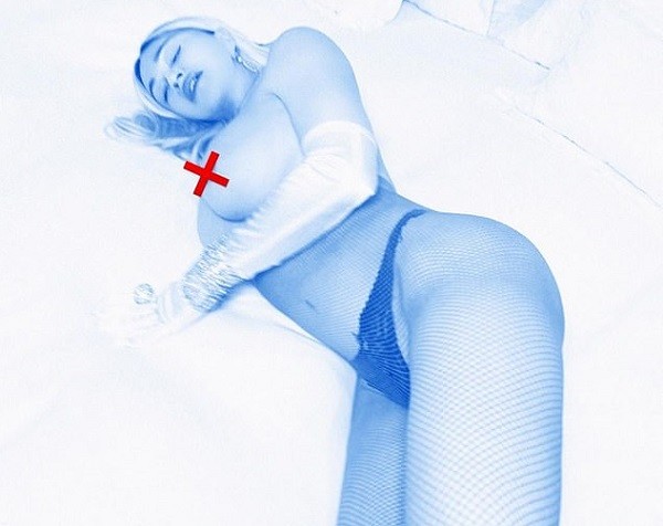 Uma das fotos da sessão de strip-tease da cantora Madonna (Foto: Instagram)