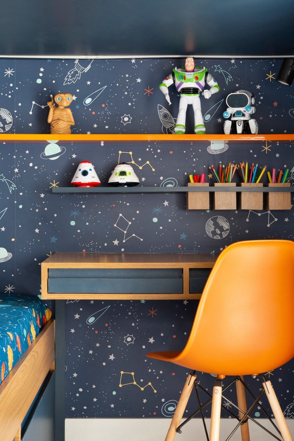 Décor do dia: quarto infantil com parede de escalada e décor de espaço sideral (Foto:  )