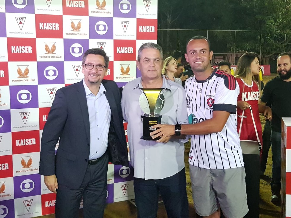 Equipe do Vila Maria foi a mais disciplinada e recebeu o prêmio de Marcelo Ligere (esq), diretor regional da TV Globo Minas — Foto: Guilherme Frossard
