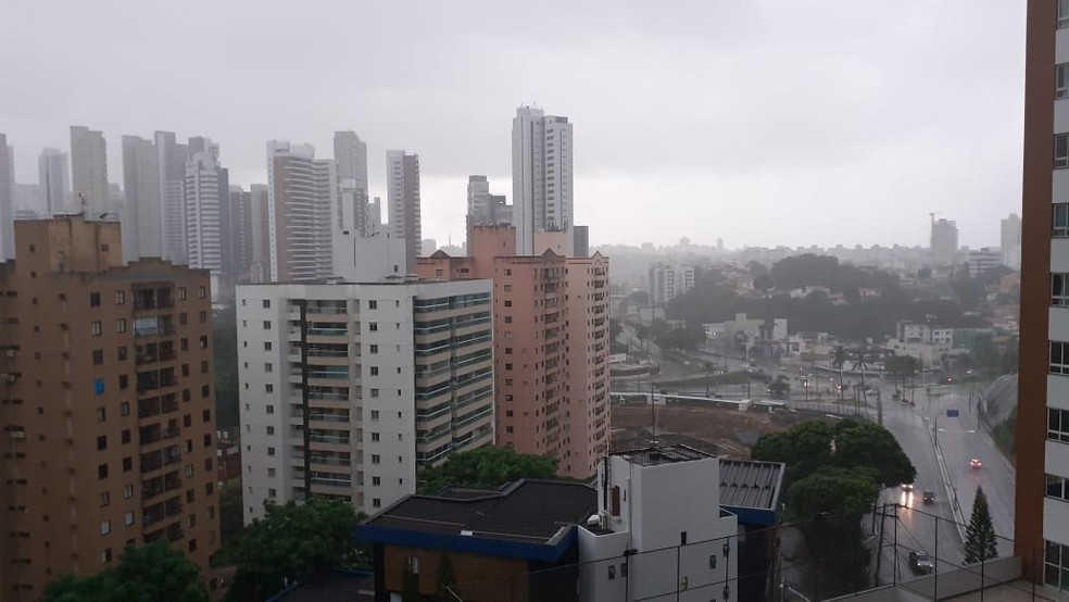 Chuva em Salvador nesta segunda-feira (6) — Foto: Gabriel Gonçalves/G1