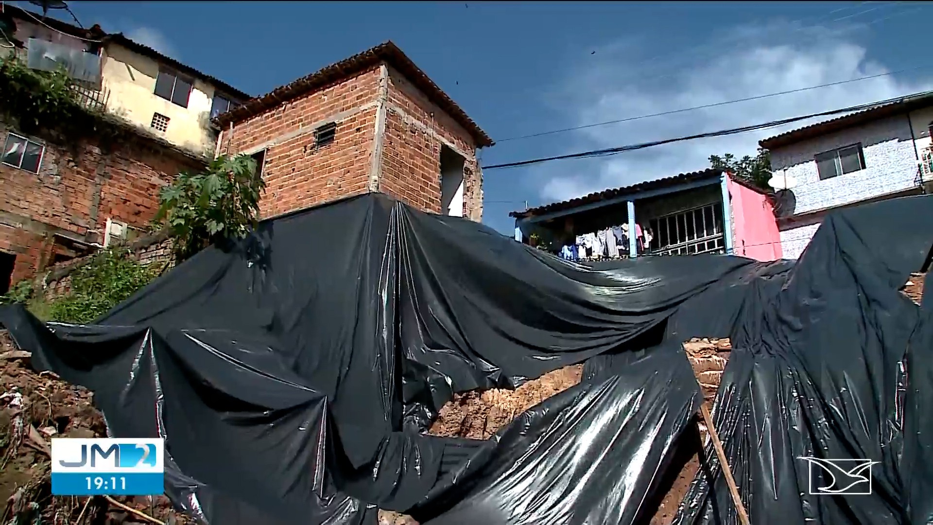 Após chuvas, casas desabam em áreas de risco no Anjo da Guarda, em São Luís