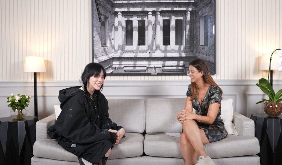 Billie Eilish em entrevista à repórter Mari Teixeira