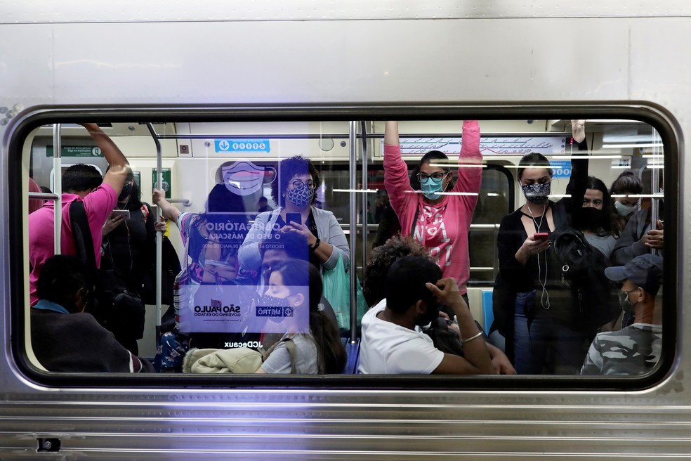 25 de junho - Passageiros em vagão do metrô, em São Paulo — Foto: Amanda Perobelli/Reuters