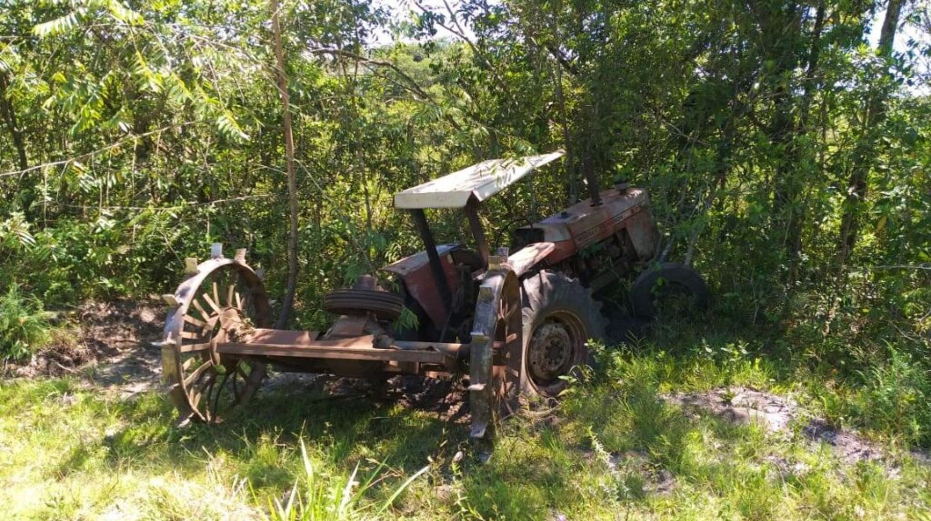 Menino de 11 anos dirige trator escondido dos pais, perde o controle e morre após ser atropelado pelo veículo