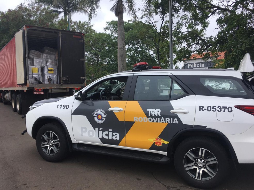 Tijolos de cocaína e maconha foram apreendidas na Rodovia Castello Branco em Tatuí (SP) — Foto: Polícia Militar Rodoviária/Divulgação