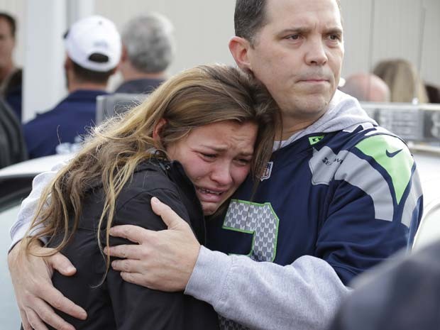 Menina chora enquanto espera na igreja próxima a escola, para onde os estudantes foram levados após o tiroteio (Foto: Ted S. Warren/AP)