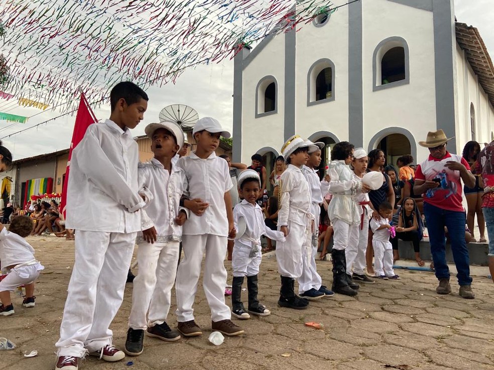 Crian&ccedil;as da fam&iacute;lia Souza participam da festividade de S&atilde;o Tiago, no Mazag&atilde;o Velho &mdash; Foto: Reprodu&ccedil;&atilde;o/Redes Sociais
