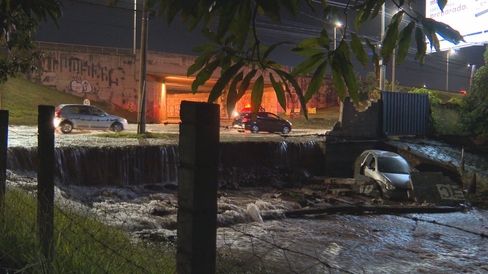 Muro de casa despenca em cima de carro após rompimento de adutora, no DF — Foto: TV Globo/Reprodução