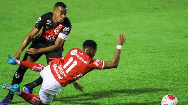 Marlon Freitas e Pablo Dyego disputam lance no OBA