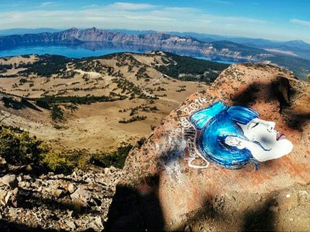 Foto tirada de um post do Instagram mostra pintura em rocha no parque nacional de Crater Lake, no Oregon (Foto: AP Photo/Instagram)