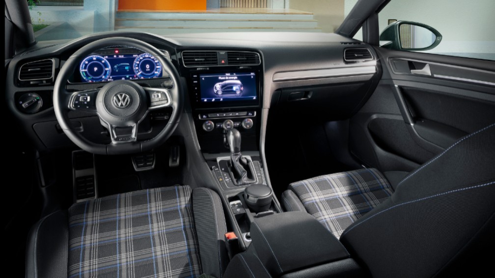 Interior do Golf GTE tem bancos de tecido com estampa xadrez — Foto: Divulgação/Volkswagen