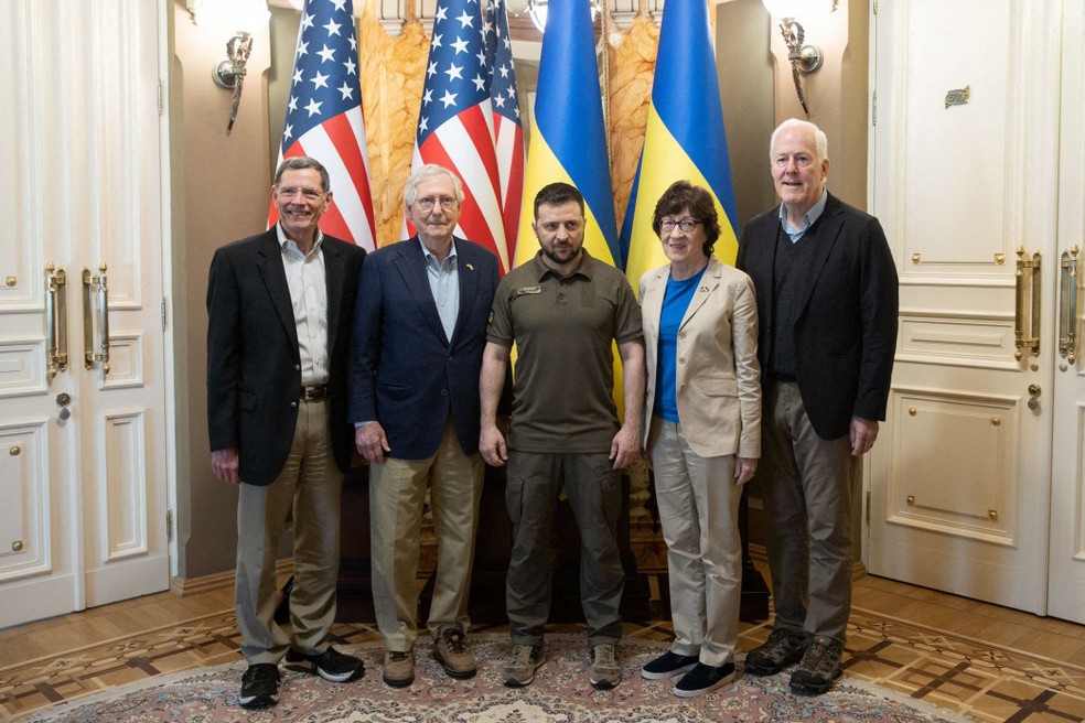 Zelensky recebeu em Kiev, neste sábado (14), comitiva de parlamentares americanos — Foto: UKRAINIAN PRESIDENTIAL PRESS-SERVICE / AFP
