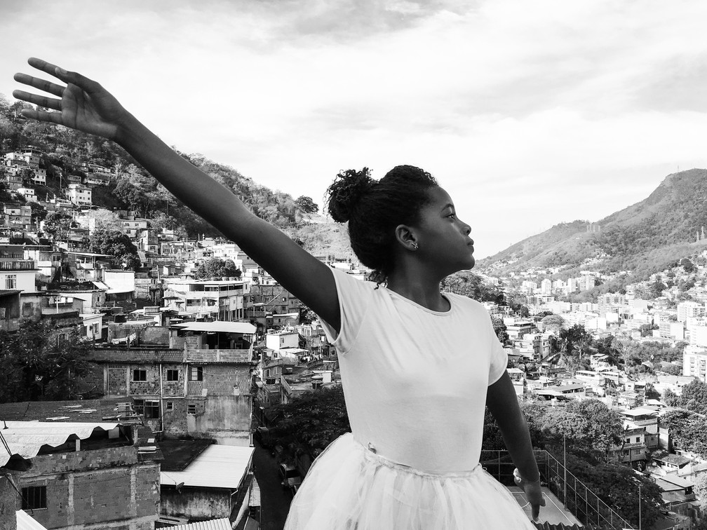 Menina posa para o Favela Grafia  — Foto: Reprodução/ Tonvalentim