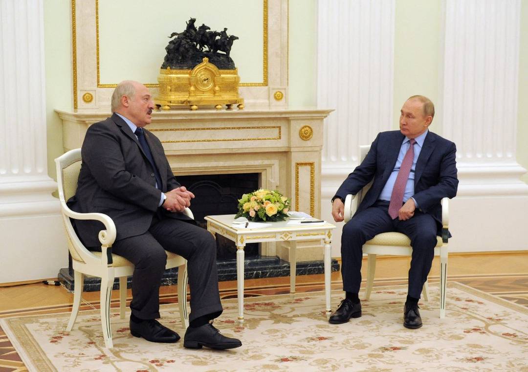 Vladimir Putin e Alexander Lukashenko, líder da Belarus, em 18 de fevereiro de 2022