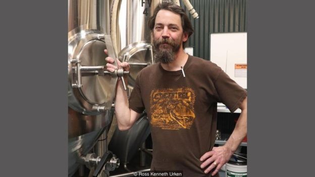 Trevor Clifford, cervejeiro da Skagway Brewing Co., usa brotos de abeto para fazer a cerveja Spruce Tip Blonde Ale (Foto: ROSS KENNETH URKEN via BBC)