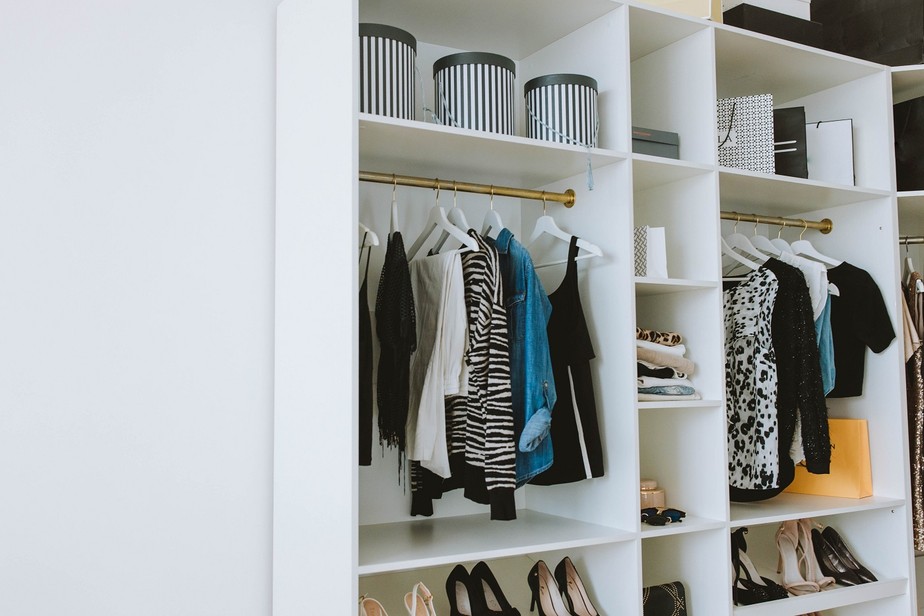 Saiba como organizar o armário de roupas com ideias simples e práticas