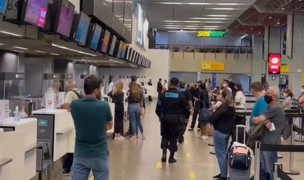 Cearenses relatam confusão para remarcação de passagens para Fortaleza no aeroporto de Guarulhos. — Foto: Reprodução