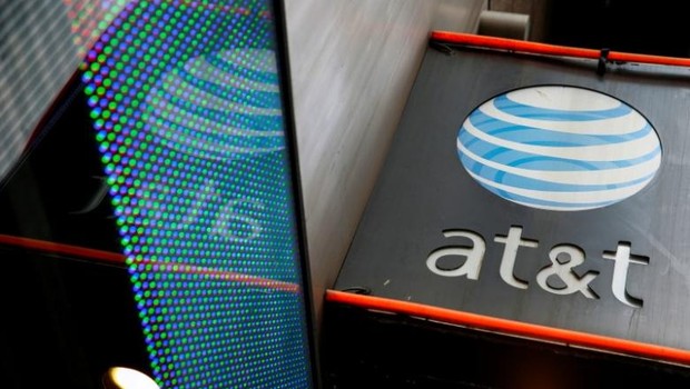 Logo da empresa de telecomunicações AT&T é visto na fachada de loja em Nova York (Foto: Shannon Stapleton/Arquivo/Reuters)