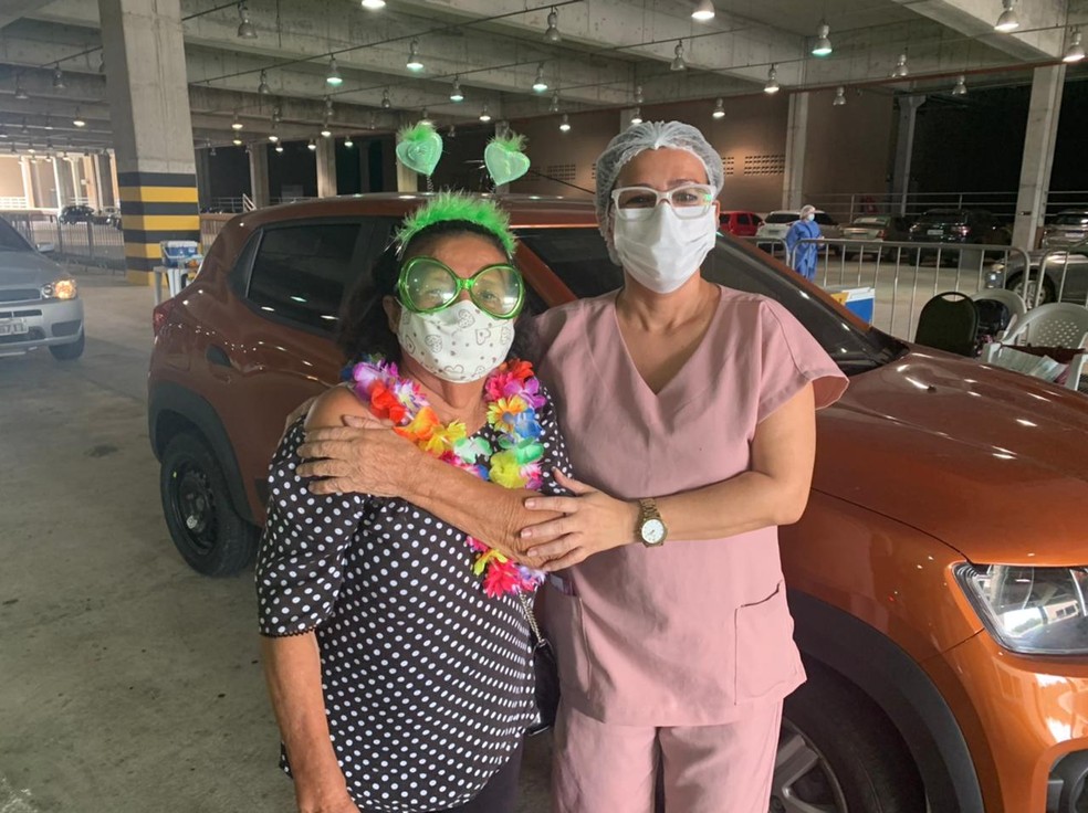 Maria usou fantasia de carnaval para receber a vacina em Fortaleza — Foto: Darley Melo/SVM