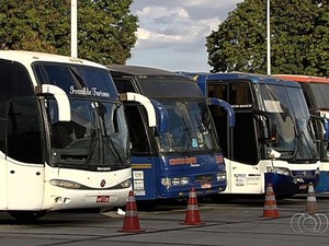 Na operação, quatro ônibus foram apreendidos pelos fiscais da ANTT em Goiânia, Goiás (Foto: Reprodução/TV Anhanguera)