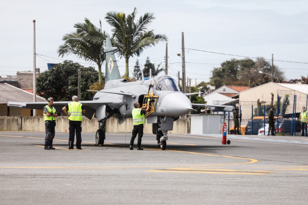 Caça Gripen na pista do aeroporto de Navegantes para o primeiro voo no Brasil — Foto: Diorgenes Pandini/NSC