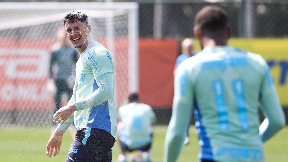 Jogadores do Palmeiras dão ovada em Piquerez — Foto: Cesar Greco