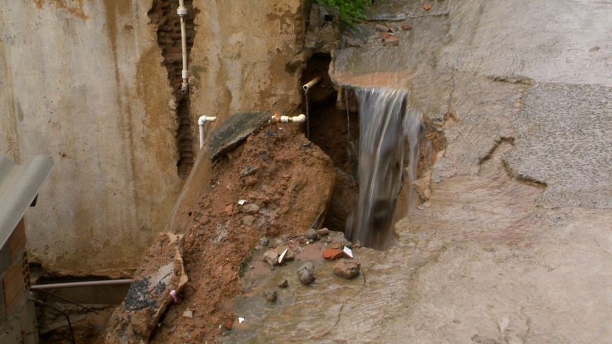 Parte de rua cede com a força da água em Cariacica, ES - G1