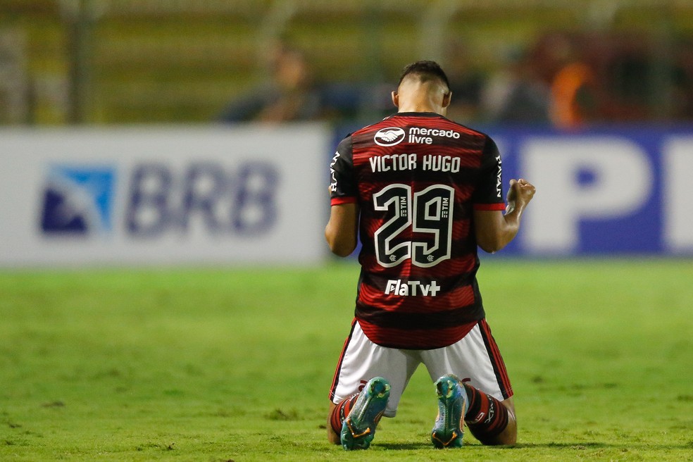 Victor Hugo celebra o primeiro gol como profissional do Flamengo — Foto: Gilvan de Souza/Flamengo