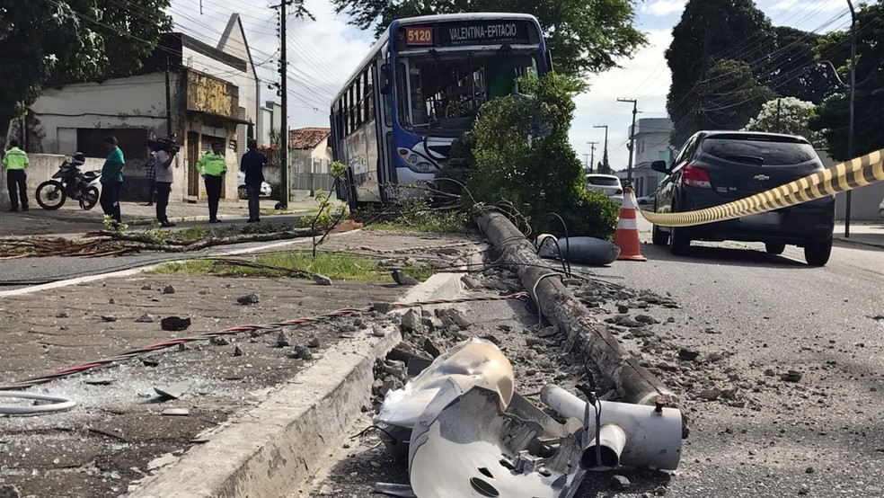 Ãnibus se envolve em acidente na Avenida Cruz das Armas, em JoÃ£o Pessoa, nesta quarta-feira (13) (Foto: Walter Paparazzo/G1)