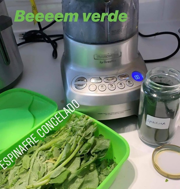 Gabriela Pugliesi posta foto do espinafre utilizado para a receita do suco verde (Foto: Instagram / Gabriela Pugliesi)