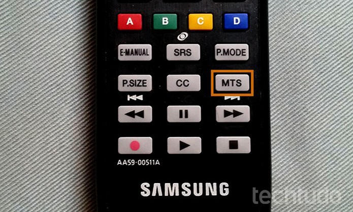 Encontre o botão MTS no controle da Smart TV da Samsung (Foto: Barbara Mannara/TechTudo)
