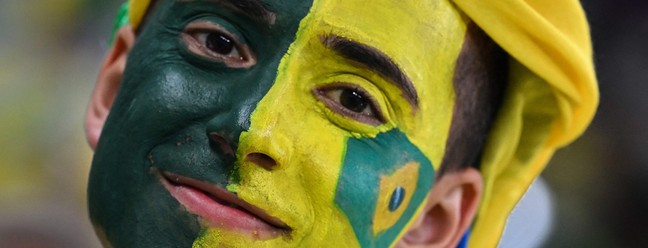 Torcedor do Brasil aguarda início da partida do Grupo G entre Brasil e Sérvia, no Estádio Lusail, ao norte de Doha — Foto: NELSON ALMEIDA/AFP