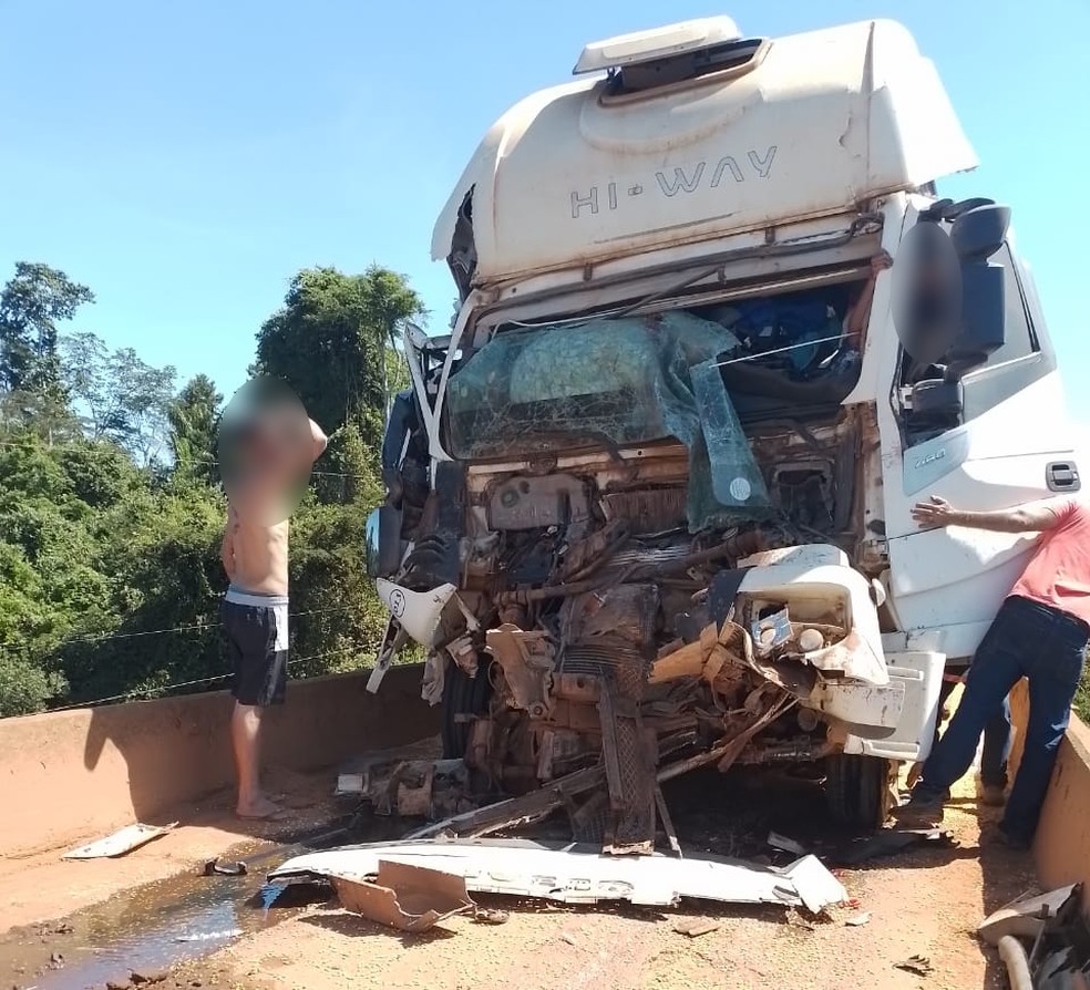 Pessoas que passavam pelo local ajudaram no socorro das vítimas — Foto: Divulgação